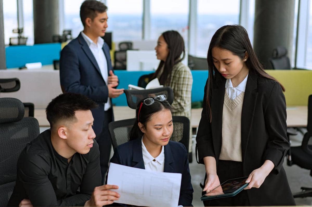 ilustrasi diskusi dengan bos