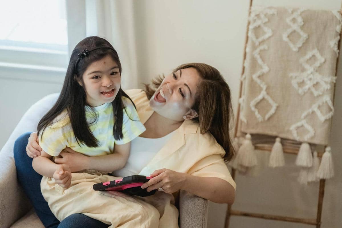 seorang ibu yang sedang membujuk anaknya