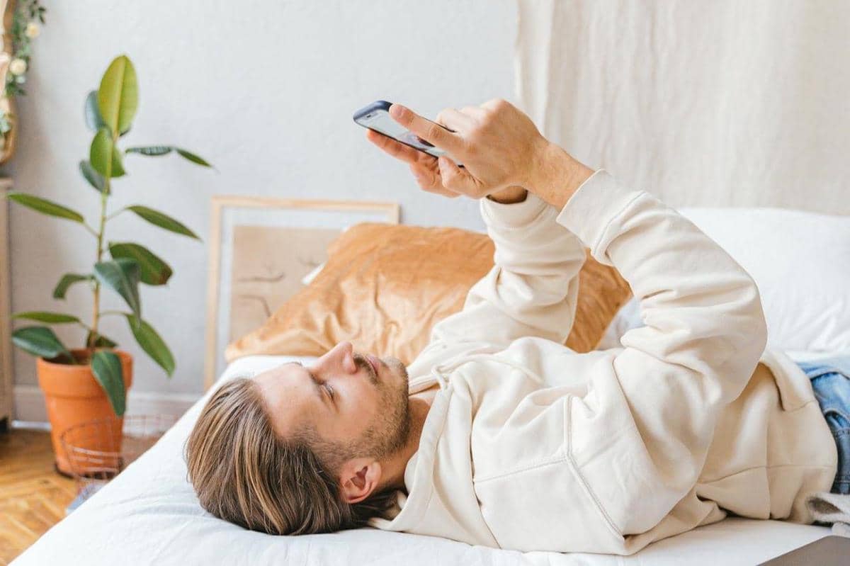 ilustrasi menonton konten di medsos