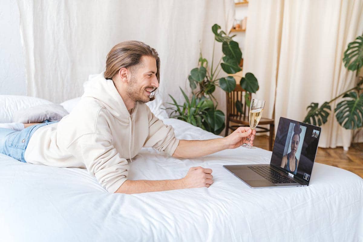 ilustrasi video call bersama pacar