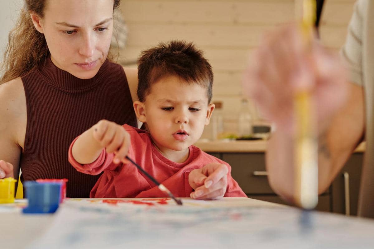 anak kecil yang sedang melukis bersama ibunya