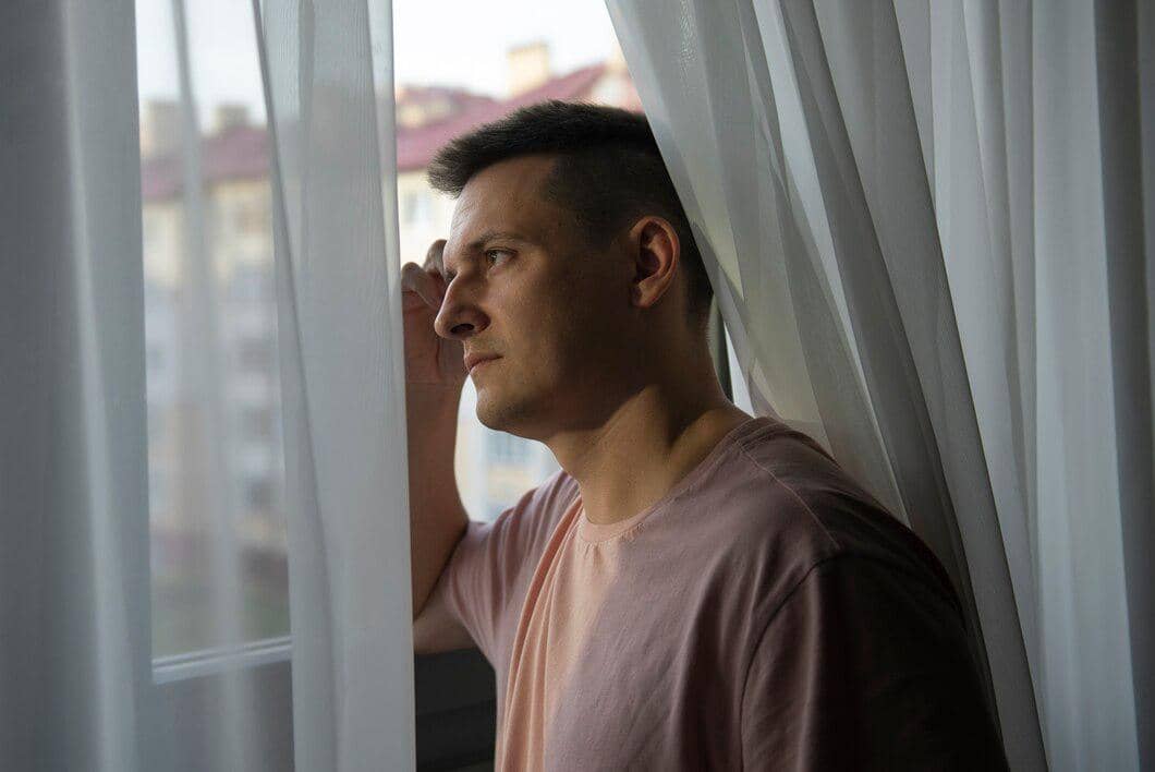 ilustrasi pria yang sulit melepaskan kenangan masa lalu