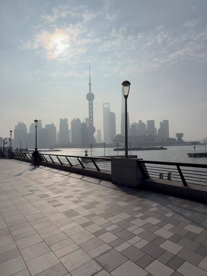 Kenes Andari dan suami lari pagi di Shanghai