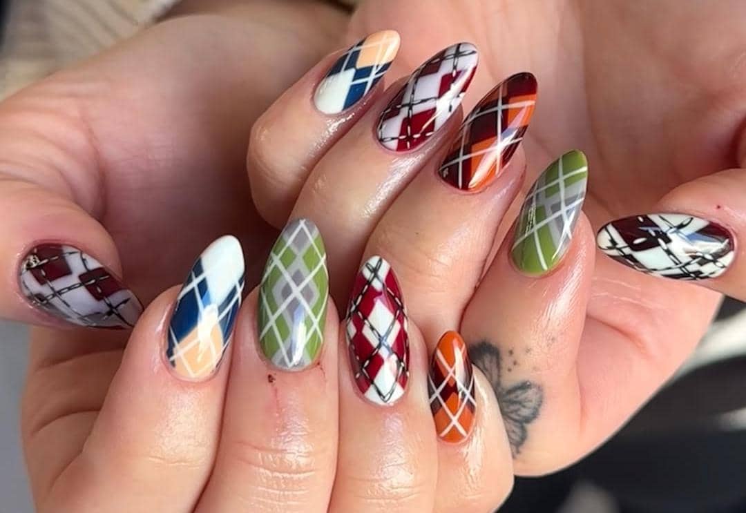 Apa Itu Tren Kuku Argyle? Nail Art dengan Sentuhan Preppy Chic!