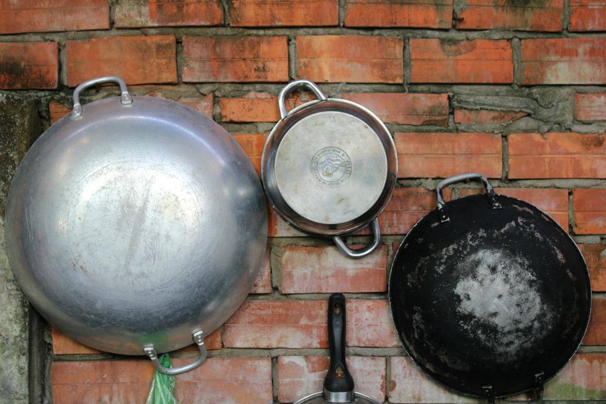 Gak Perlu Pegal Gosok! Trik Hilangkan Kerak Hitam Panci dan Wajan Pakai 2 Bahan Dapur