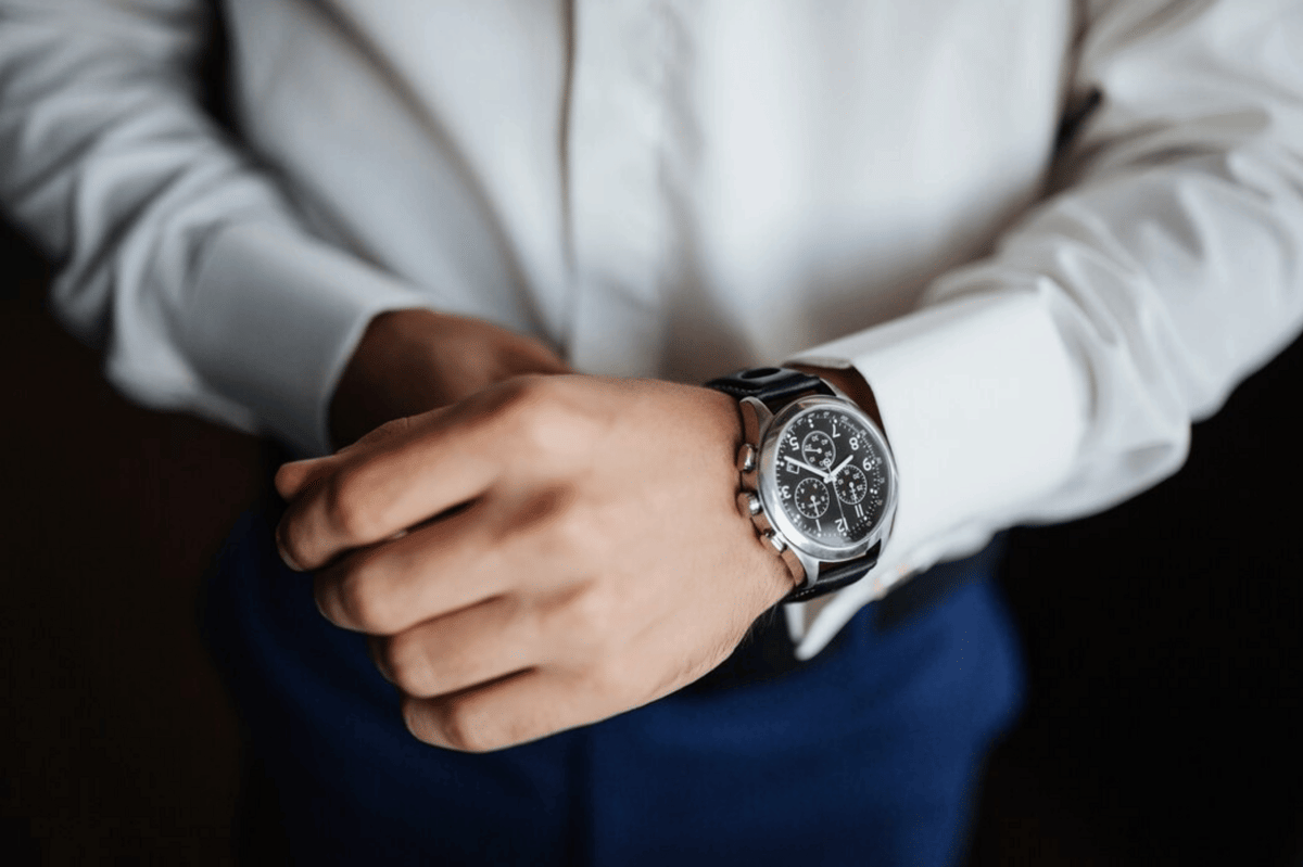 5 Aturan Penting Memakai Jam Tangan Pria di Tempat Kerja