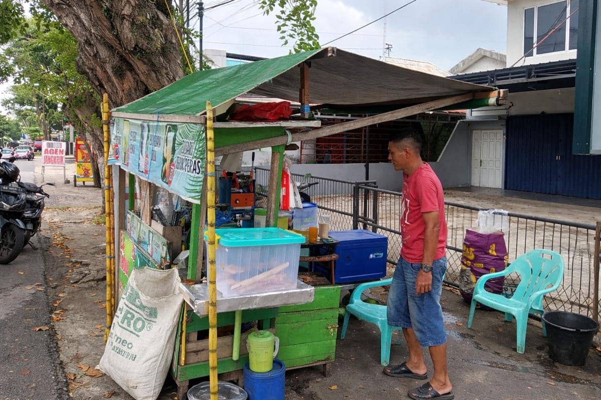 Pedagang es di Pontianak ambil untung kecil walau harga plastik naik. 