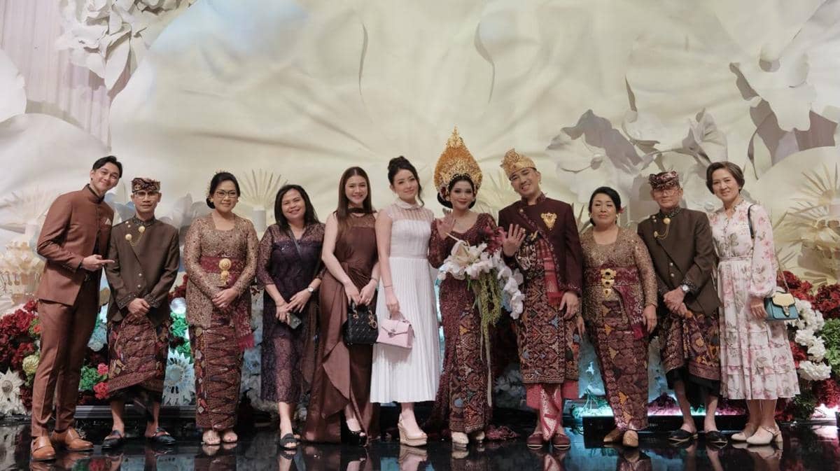 gaya artis di pernikahan putri pengusaha Ajik Krisna