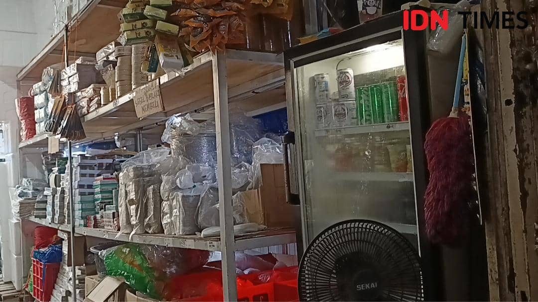 Stok plastik toko Rodeo Plastik di Jalan Toddopuli, Makassar, Senin (6/4/2026). IDN Times/Asrhawi Muin