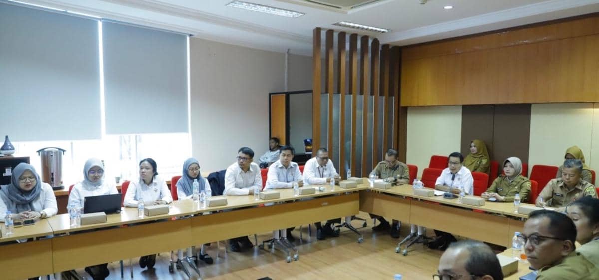 Sekda Kota Samarinda, Neneng Chamalia bersama BPK RI Perwakilan Kaltim saat menggelar rapat.