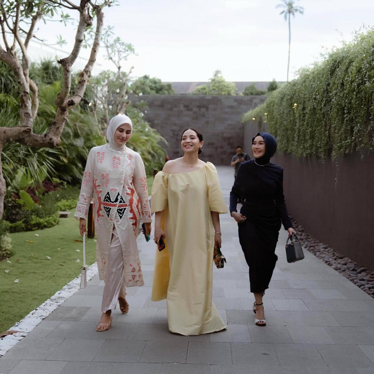 gaya artis di pernikahan putri pengusaha Ajik Krisna