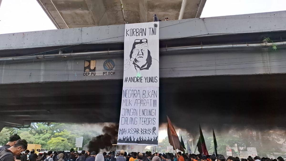 Aliansi Makassar Berisik menggelar aksi solidaritas terhadap aktivis Andrie Yunus di bawah jembatan Flyover Jl A.Pettarani Makassar, Sulawesi Selatan, Senin (6/4/2026) sore. IDN Times/Darsil Yahya