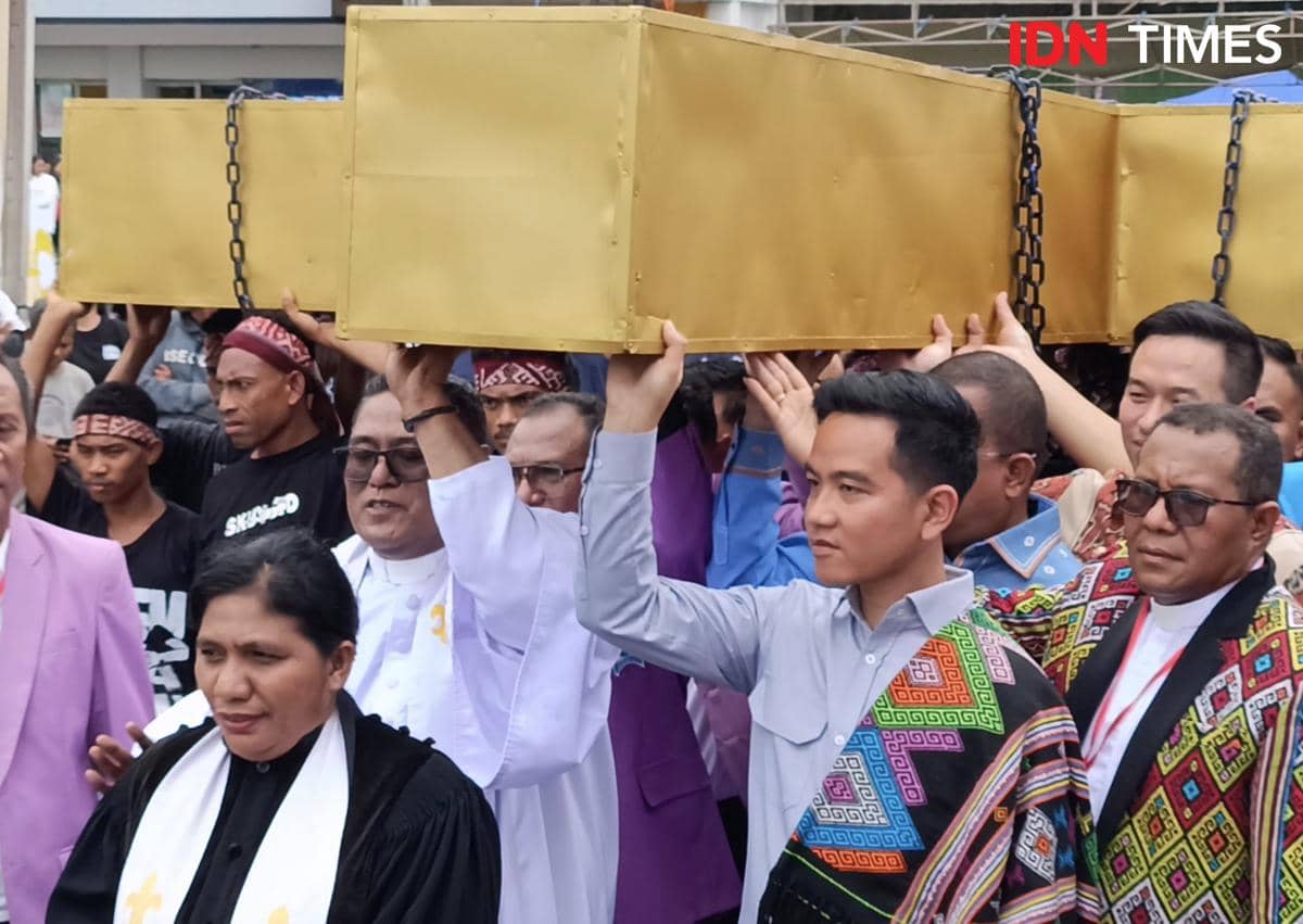 Aksi Wapres Gibran Pikul Salib Warnai Pawai Paskah di Kota Kupang