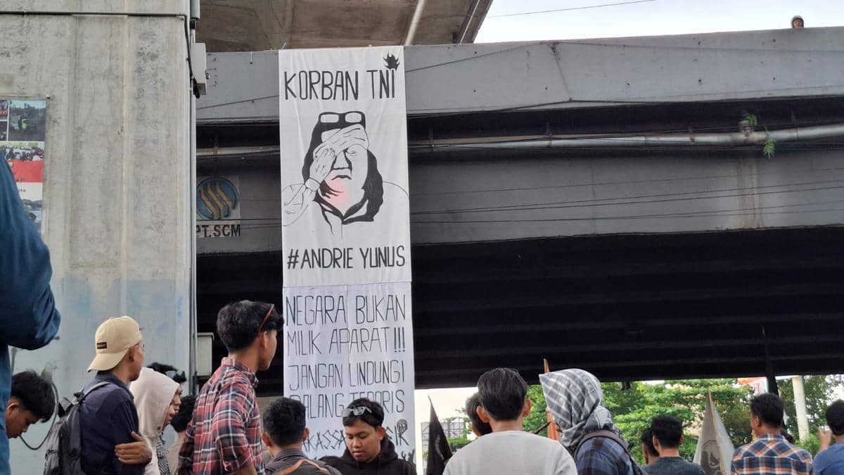 Aliansi Makassar Berisik menggelar aksi solidaritas terhadap aktivis Andrie Yunus di bawah jembatan Flyover Jl A.Pettarani Makassar, Sulawesi Selatan, Senin (6/4/2026) sore. IDN Times/Darsil Yahya