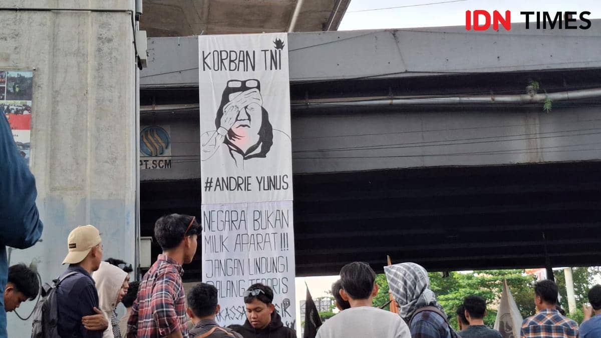 Massa di Makassar Tolak Kasus Andrie Yunus Diproses Peradilan Militer