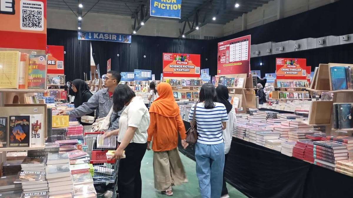 Suasana pameran buku Big Bad Wolf (BBW) 2026 yang berlangsung di Summarecon Mutiara Makassar Convention Center, Makassar