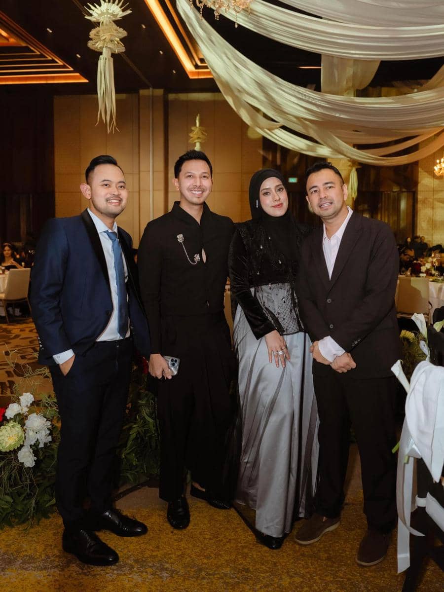 gaya artis di pernikahan putri pengusaha Ajik Krisna