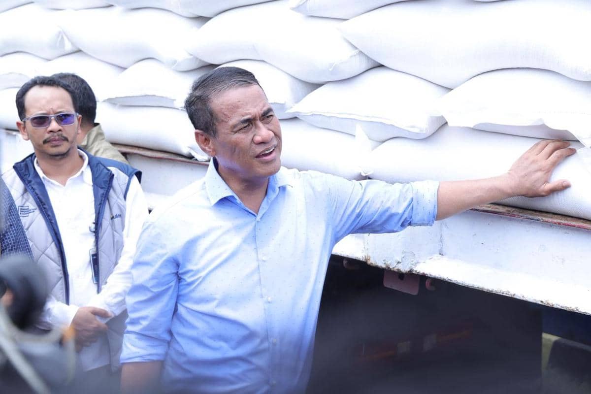 Menteri Pertanian Amran Sulaiman mengecek stok beras di gudang BULOG di Makassar, Minggu (5/4/2026). (Dok. Kementan)