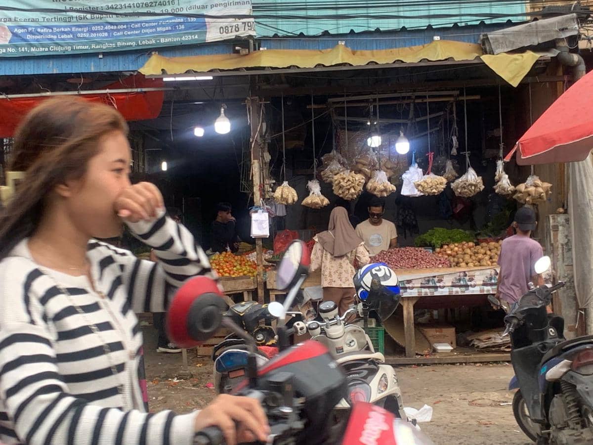 Harga kresek plastik di Rangkasbitung naik 50 persen