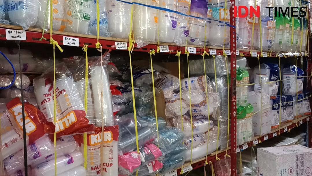 Stok plastik toko Rodeo Plastik di Jalan Toddopuli, Makassar, Senin (6/4/2026). IDN Times/Asrhawi Muin