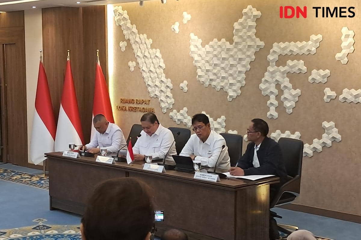 Konferensi pers terkait kebijakan transportasi dan BBM.