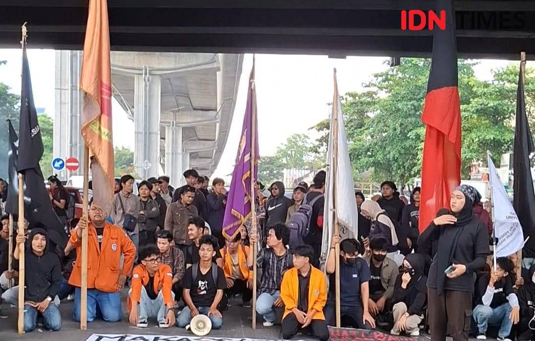 Aliansi Makassar Berisik menggelar aksi solidaritas terhadap aktivis Andrie Yunus di bawah jembatan Flyover Jl A.Pettarani Makassar, Sulawesi Selatan, Senin (6/4/2026) sore. IDN Times/Darsil Yahya