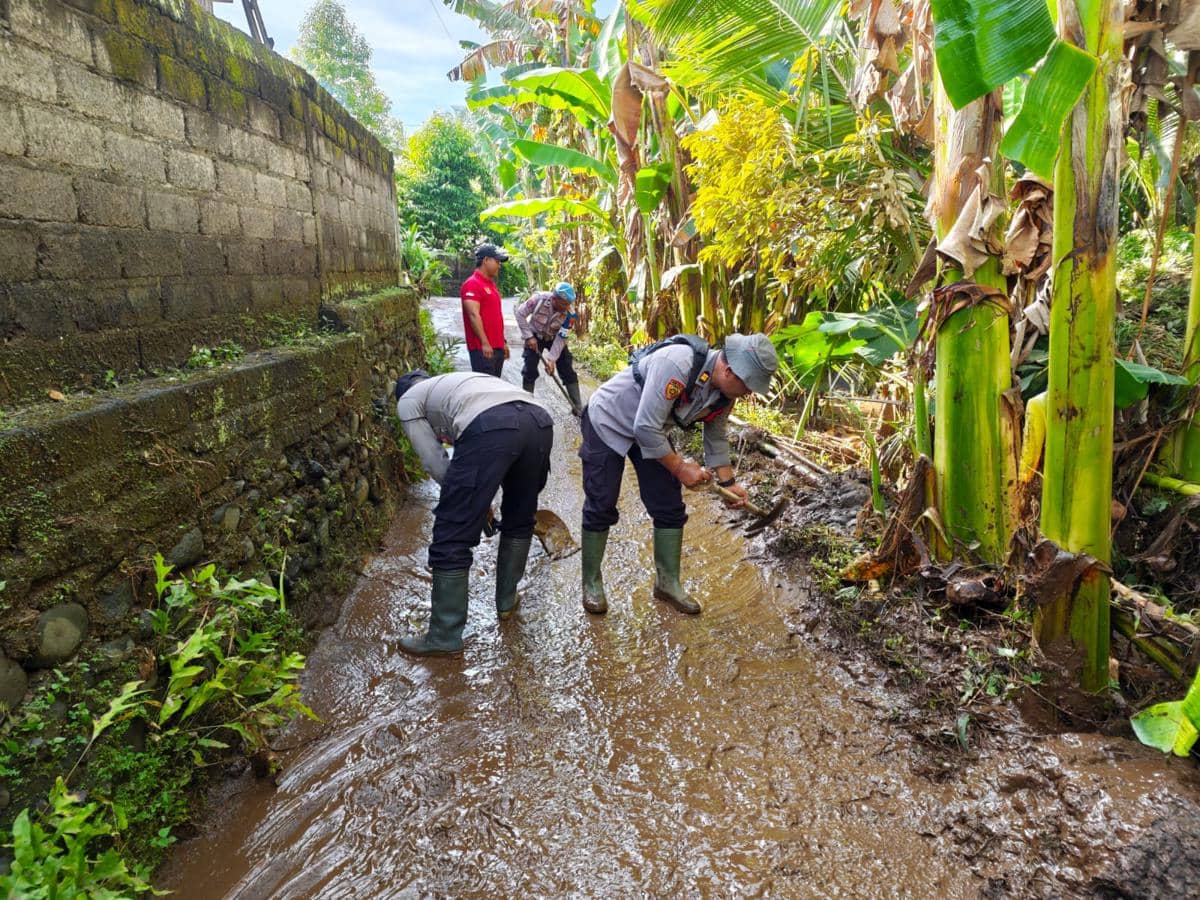 Petugas-Warga Gotong Royong Bersihkan Lumpur Sisa Banjir Jembrana