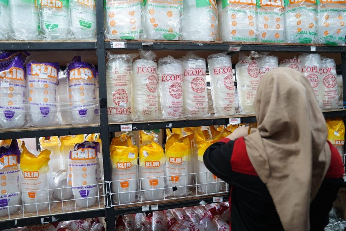 Harga Plastik Terus Meroket, Pedagang Bertahan dengan Keuntungan Minim