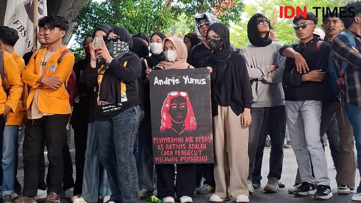 Aliansi Makassar Berisik menggelar aksi solidaritas terhadap aktivis Andrie Yunus di bawah jembatan Flyover Jl A.Pettarani Makassar, Sulawesi Selatan, Senin (6/4/2026) sore. IDN Times/Darsil Yahya