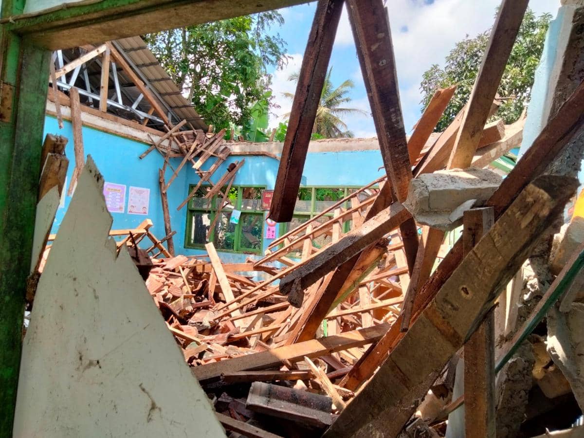 Atap SDN di Sukabumi Ambruk, Siswa Belajar di Perpustakaan