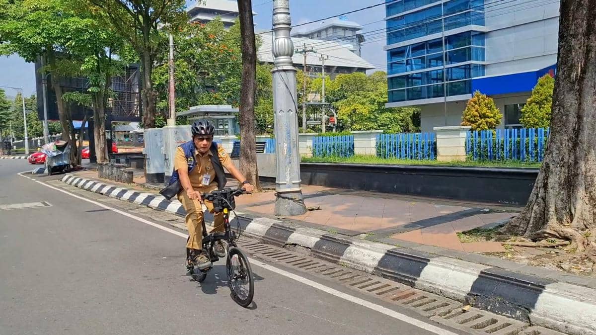 Pilih Ngirit BBM, ASN Komdigi Jateng Kerja Naik Sepeda Listrik