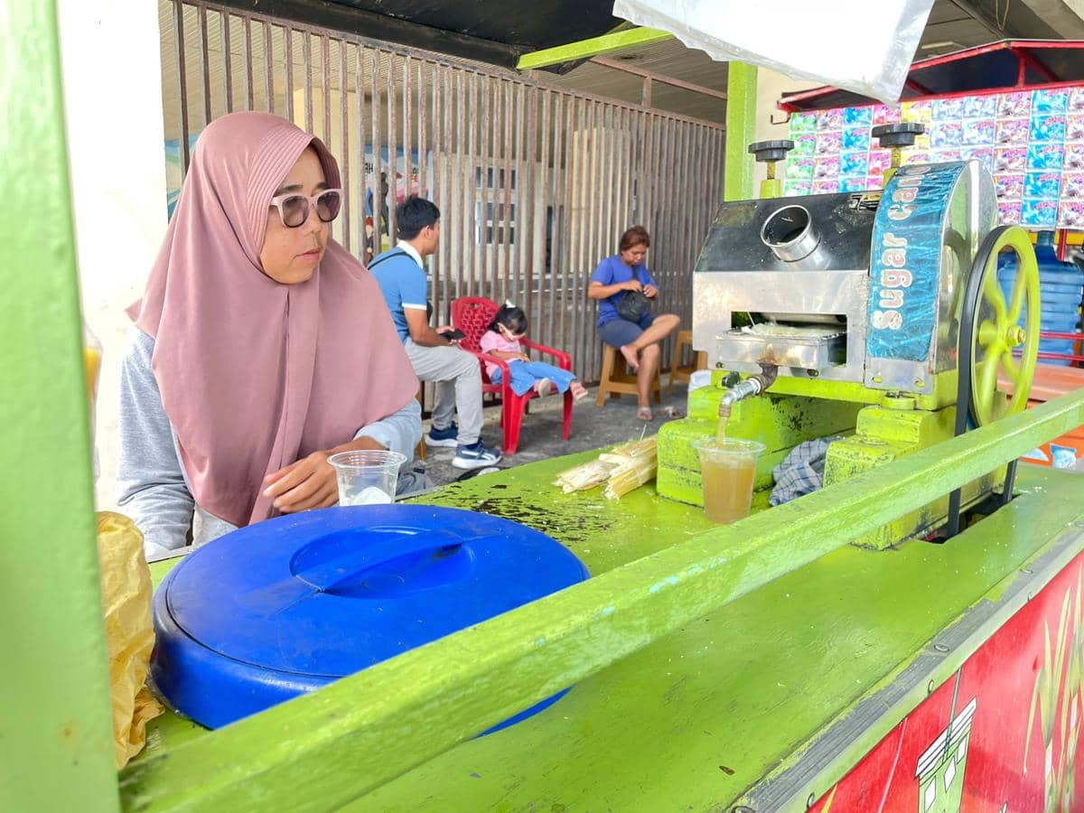 Pedagang air tebu di Padang menggunakan gelas plastik (Foto: IDN Times/Halbert Caniago)