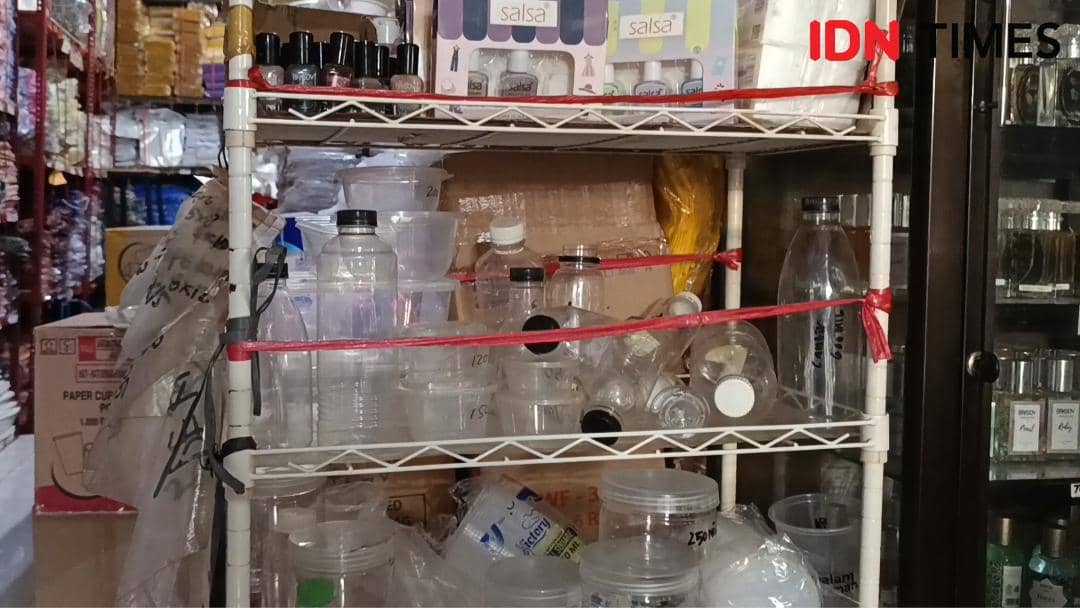 Stok plastik toko Rodeo Plastik di Jalan Toddopuli, Makassar, Senin (6/4/2026). IDN Times/Asrhawi Muin