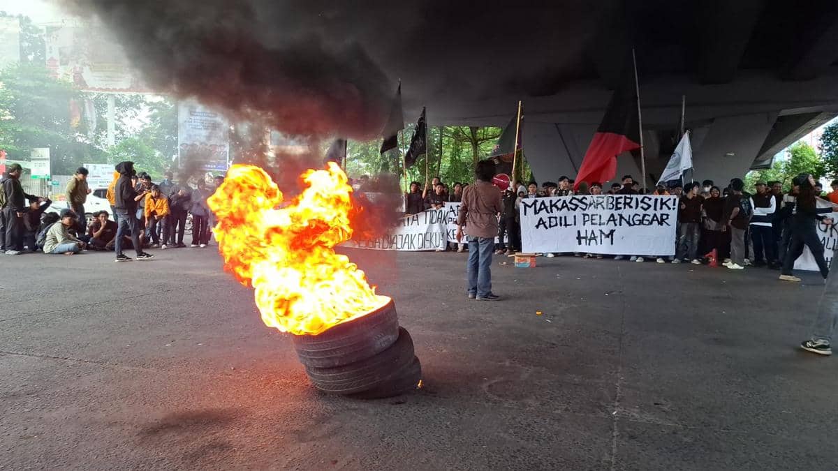 Aliansi Makassar Berisik menggelar aksi solidaritas terhadap aktivis Andrie Yunus di bawah jembatan Flyover Jl A.Pettarani Makassar, Sulawesi Selatan, Senin (6/4/2026) sore. IDN Times/Darsil Yahya