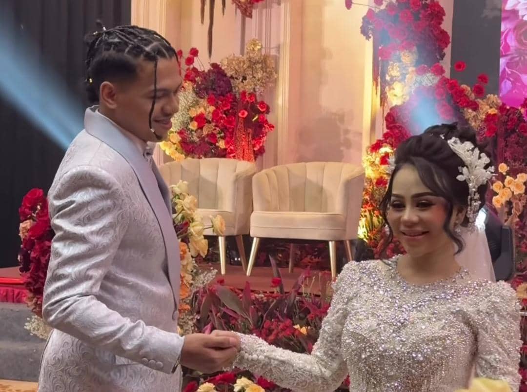 7 Dekorasi Resepsi Pernikahan Cimoy Nuraini, Meriah Bernuansa Merah!