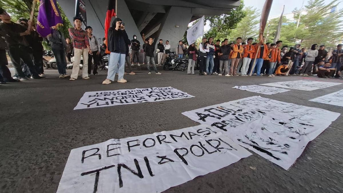 Aliansi Makassar Berisik menggelar aksi solidaritas terhadap aktivis Andrie Yunus di bawah jembatan Flyover Jl A.Pettarani Makassar, Sulawesi Selatan, Senin (6/4/2026) sore. IDN Times/Darsil Yahya