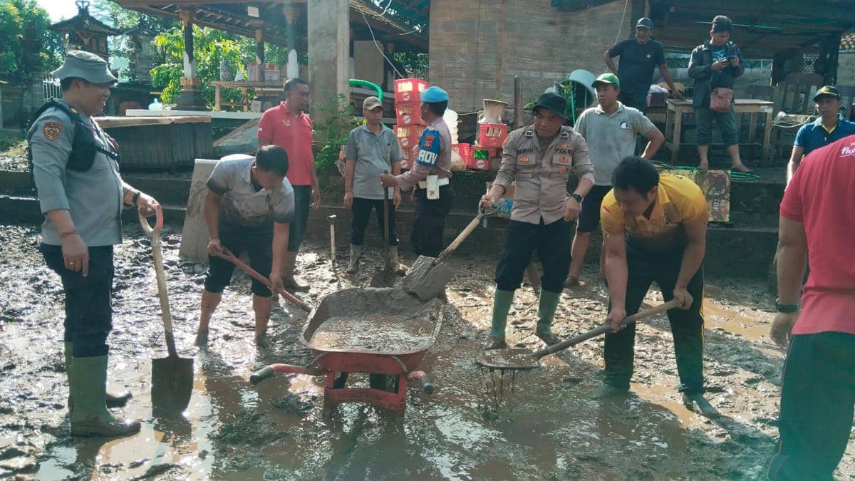 Petugas-Warga Gotong Royong Bersihkan Lumpur Sisa Banjir Jembrana