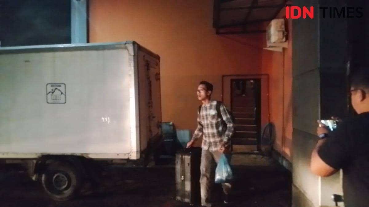 Geledah Kantor Kontraktor di Madiun, Penyidik KPK Bawa 2 Koper Dokumen