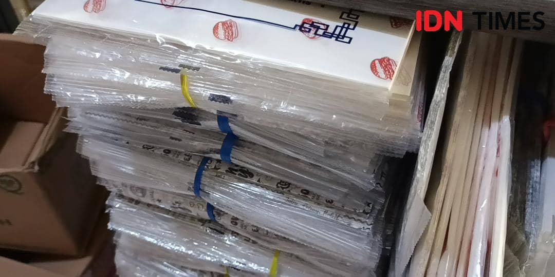 Stok plastik toko Rodeo Plastik di Jalan Toddopuli, Makassar, Senin (6/4/2026). IDN Times/Asrhawi Muin