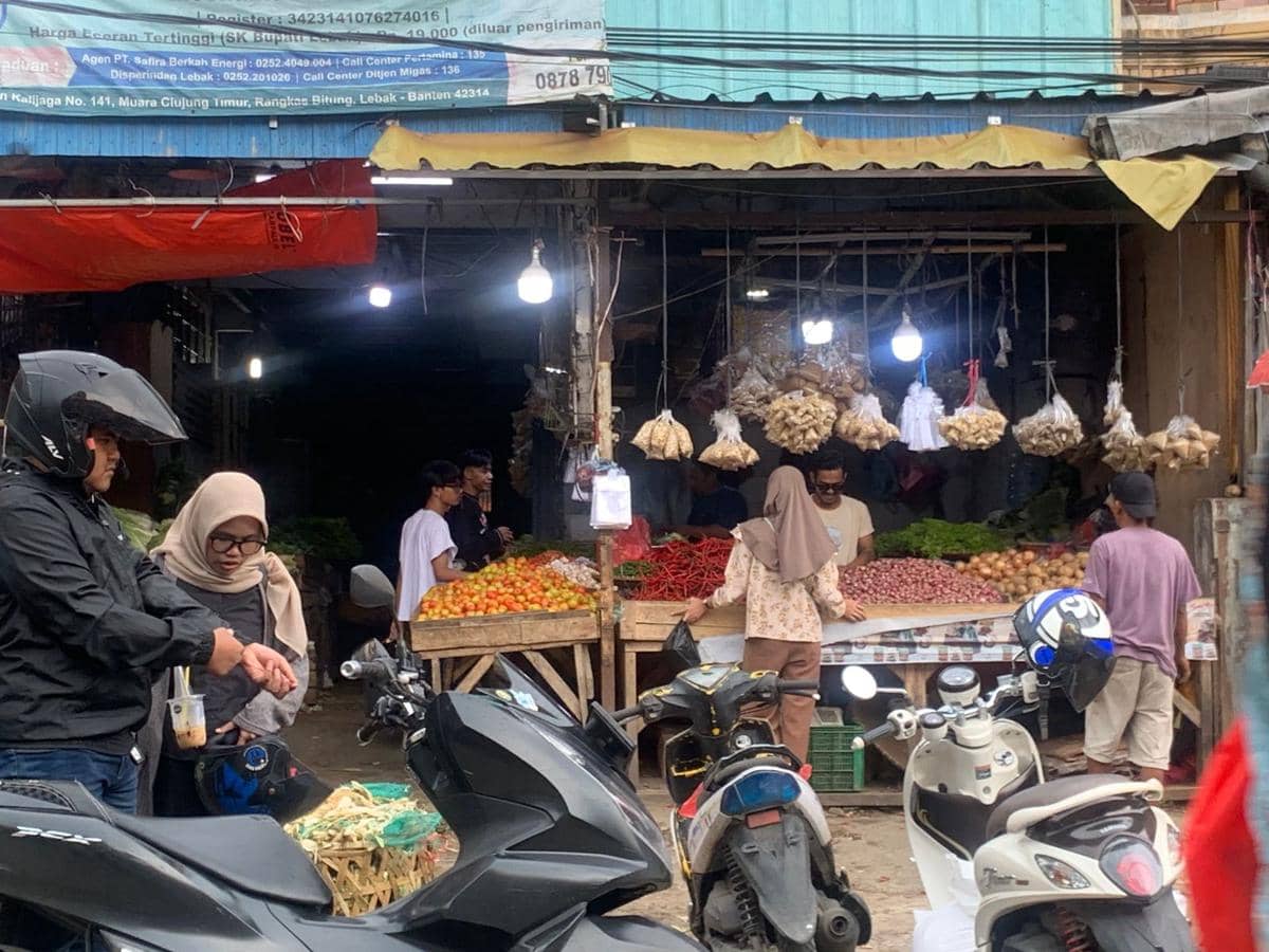 Perang Iran-AS, Harga Kresek Plastik di Rangkasbitung Naik 50 Persen