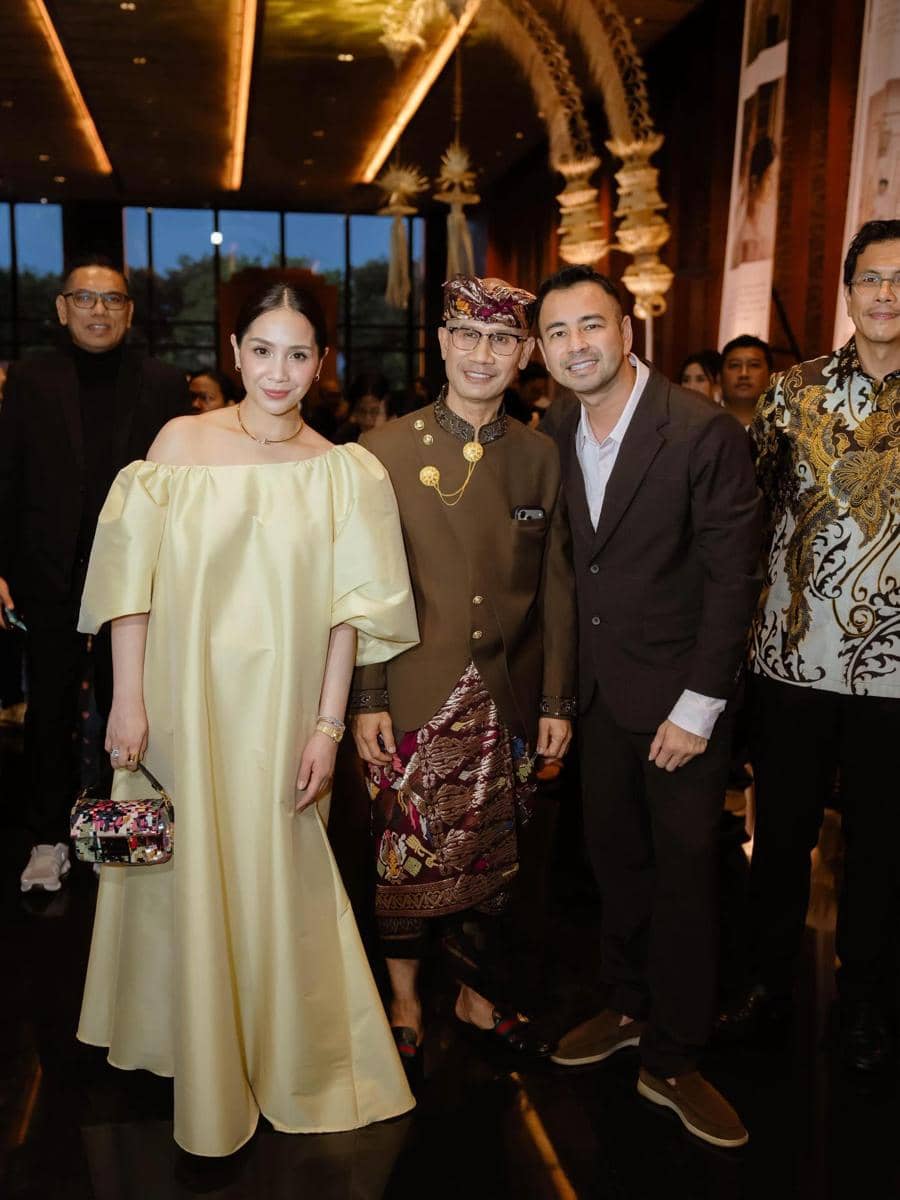 gaya artis di pernikahan putri pengusaha Ajik Krisna