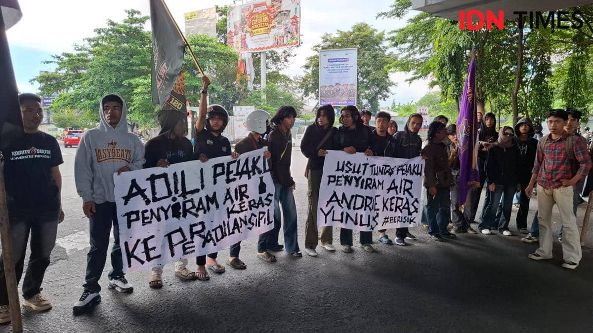 Aliansi Makassar Berisik menggelar aksi solidaritas terhadap aktivis Andrie Yunus di bawah jembatan Flyover Jl A.Pettarani Makassar, Sulawesi Selatan, Senin (6/4/2026) sore. IDN Times/Darsil Yahya