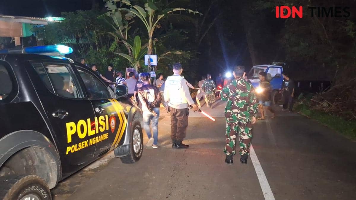 Gagal Nanjak, Truk Kayu Mundur Tabrak Pemotor di Ngawi, 1 Tewas