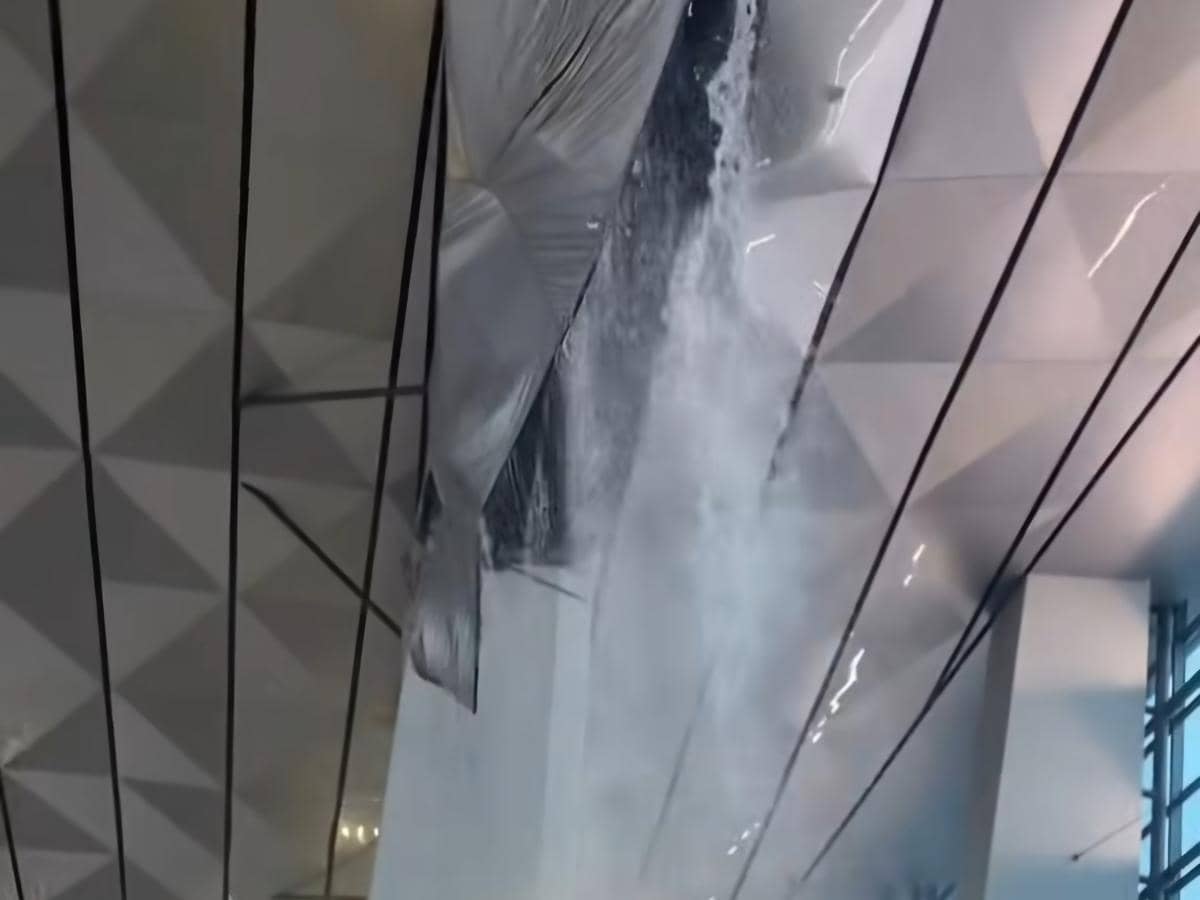 Atap Terminal 3 Bandara Soetta jebol akibat cuaca ekstrem