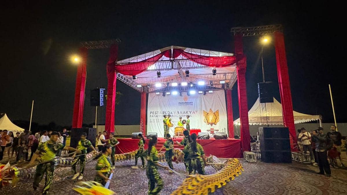 Potret pertunjukan atraksi Liong Naga dalam acara Pesta Budaya Rakyat Paramount Gading Serpong