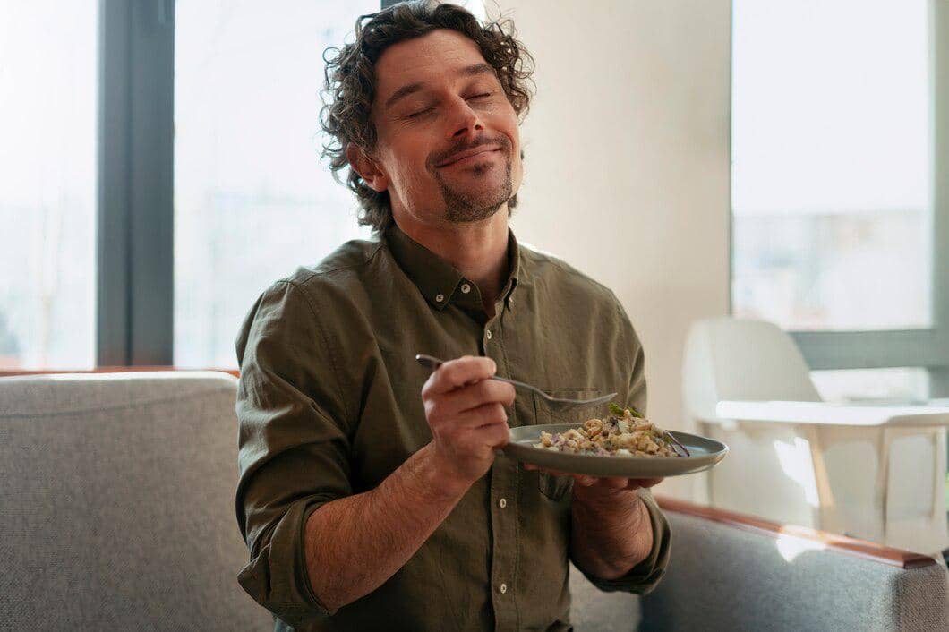 ilustrasi pria makan ketika proses bulking