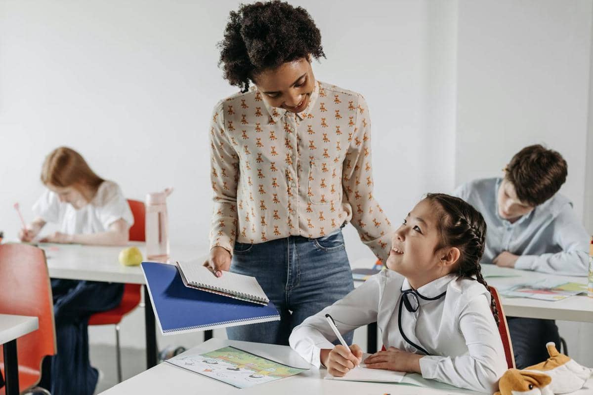 ilustrasi anak yang diajarkan tetap berbicara sopan pada gurunya atau sosok lain yang bukan orangtuanya