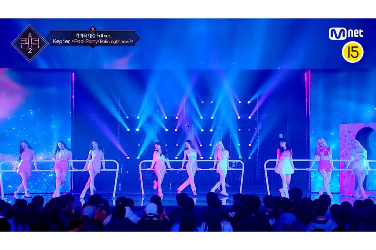 performance "Pool Party (Rollin' Right Now)" Kep1er dengan properti ballet barre