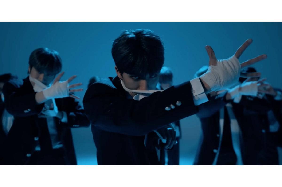 penampilan TRENDZ dalam salah satu konten performance video untuk lagu "Villain"