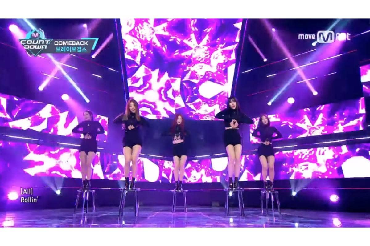 penampilan ekstrem Brave Girls saat membawakan lagu Rollin' dengan koreografi bertumpu di atas kursi kecil